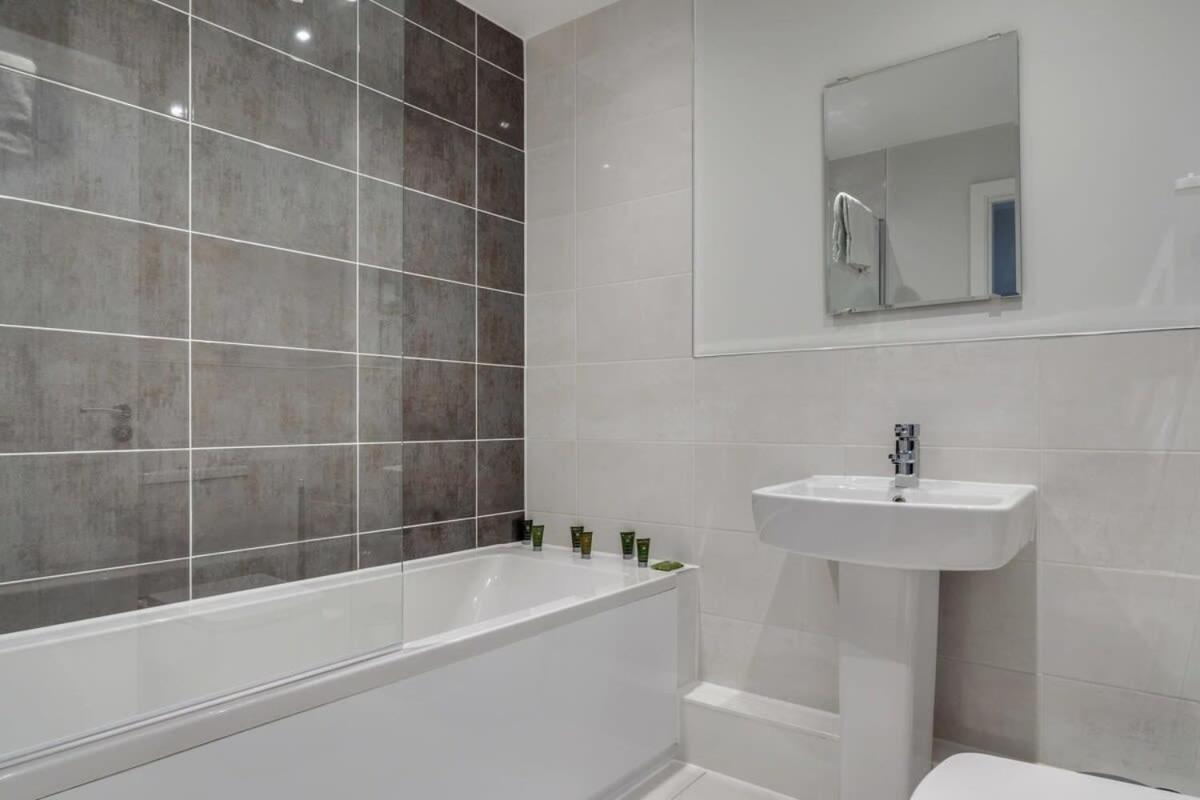 Lovely Riverside 2 Bed Apartment Leeds  Esterno foto